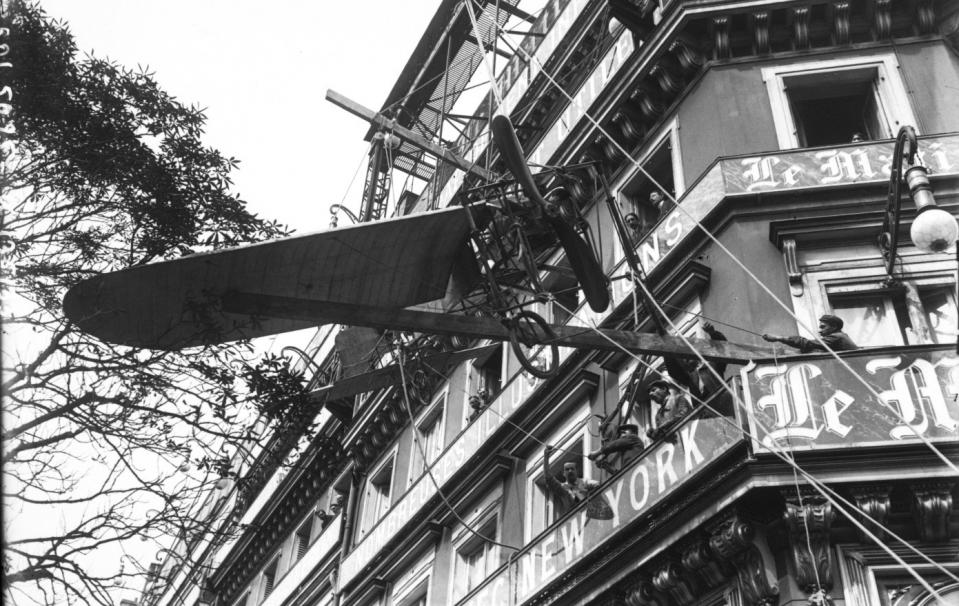 Le glorieux Blériot XI qui traversa la Manche exposé devant "Le Matin" à Paris, 4 septembre 1909 ; Agence Rol (Paris) ; 1909 - Source BnF.