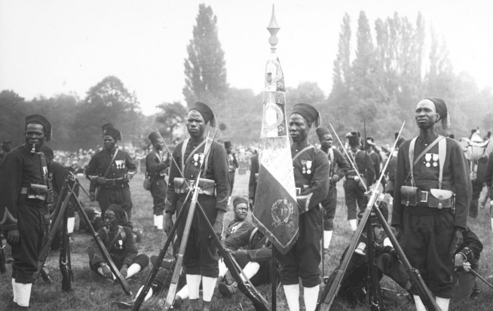 Revue du 14 juillet 1913, drapeau sénégalais ; les tirailleurs sénégalais ; Agence Rol ; 1913 - Source BnF